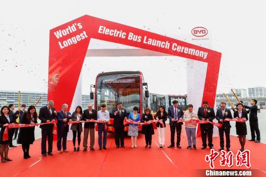比亚迪发布全球首款27米纯电动双铰接大巴K12A，这是迄今为止全球最长的纯电动大巴。比亚迪供图